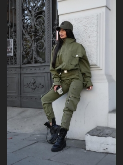 Spodnie typu bojówki w kolorze khaki